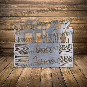 Pode incluir: Placa de metal com design de grão de madeira. A placa apresenta uma caixa de ferramentas com várias ferramentas e o texto "Garagem do Pai".