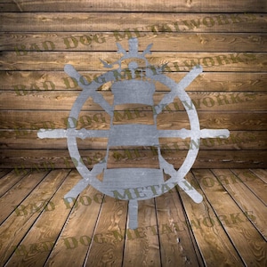 Puede incluir: Arte de pared de metal con un faro con una rueda de barco alrededor. El diseño está cortado en metal y tiene un acabado plateado cepillado.