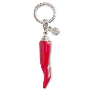 Könnte beinhalten: Ein silberner Schlüsselanhänger mit einem roten Chili-Pfeffer-Anhänger. Der Anhänger ist in Form eines gebogenen Chili-Pfeffers geformt und an einem silbernen Ring befestigt.