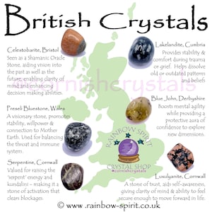 Op de afbeelding: Een verzameling kristallen uit verschillende locaties in het Verenigd Koninkrijk, waaronder Celestobarite, Preseli Bluestone, Serpentijn, Lakelandite, Blue John en Luxulyanite. Elk kristal wordt beschreven met zijn eigenschappen en voordelen. De afbeelding bevat ook een kaart van het Verenigd Koninkrijk met de locaties van de kristallen.