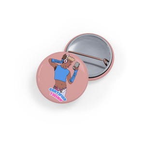 Könnte beinhalten: Ein rosa Ansteckbutton mit einer Cartoon-Illustration einer Person, die Kopfhörer trägt und ein Telefon hält. Die Person trägt ein blaues Oberteil und Armbänder. Der Text "CERTIFIED TWINK" ist auf dem Button aufgedruckt.