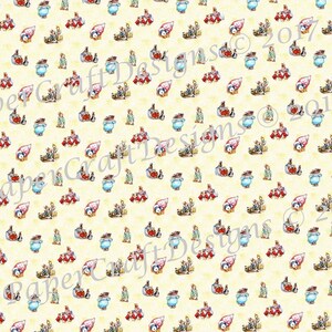 Könnte beinhalten: Ein hellgelber Stoff mit einem sich wiederholenden Muster aus kleinen illustrierten Figuren, darunter Kaninchen in blauen Mänteln und verschiedene Waldtiere. Der Text Paper Craft Designs © 2017 ist diagonal über die gesamte Fläche gelegt.