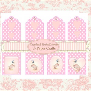 Peut inclure: Quatre étiquettes cadeaux roses à pois blancs et cœurs blancs. Chaque étiquette présente une image différente d'un canard dans un cercle, un carré ou un cœur rose. Les étiquettes sont intitulées "Scrapbook Embellishments & Paper Crafts".