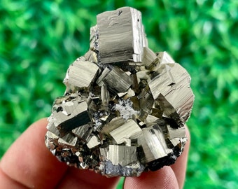 方解石と閃亜鉛鉱をあしらった、驚異的な大粒の黄鉄鉱 - Etsy 日本