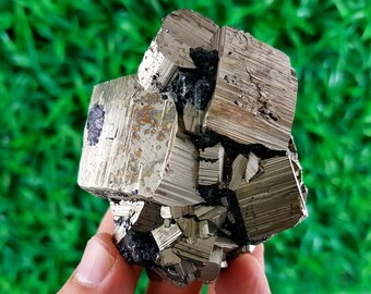 方解石と閃亜鉛鉱をあしらった、驚異的な大粒の黄鉄鉱 - Etsy 日本