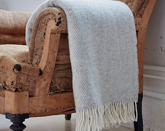 Hypoallergenic Luxury Peruvian Royal Baby Alpaca Throw Blanket (150 x 180 cm, 690 grams) Light grey, Thermo, Organic Vegan Natural fiber