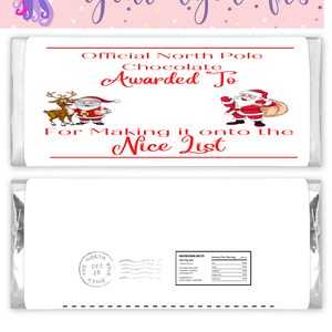 Op de afbeelding: Een verpakte chocoladereep met een feestelijk ontwerp. De voorkant heeft de tekst "Official North Pole Chocolate Awarded To For Making it onto the Nice List" met illustraties van de kerstman en rendieren. De achterkant heeft een Noordpool-poststempel.