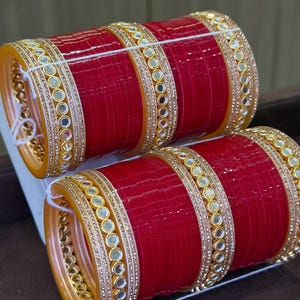Chooda rosso da sposa con kadas dorati con specchietti, braccialetti da sposa indiani Punjabi