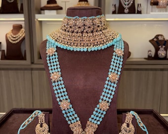 Conjunto de joyas nupciales de oro antiguo: gargantilla Maharani, adornos de perlas con cuentas azules.