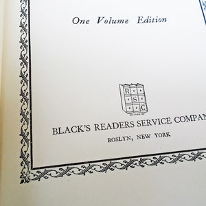Pu&ograve; includere: Immagine in bianco e nero di un libro con il testo "One Volume Edition" e il logo "Black's Readers Service Company, Roslyn, New York".