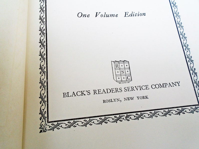 Pu&ograve; includere: Immagine in bianco e nero di un libro con il testo "One Volume Edition" e il logo "Black's Readers Service Company, Roslyn, New York".