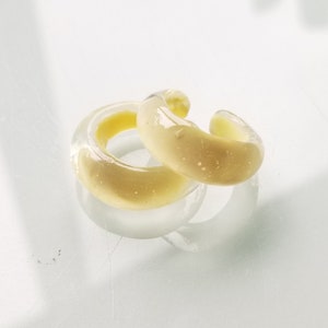 Boucles d'oreilles couleur pastel en résine UV jaune clair image 1