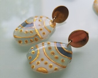 Pendiente de tachuelas de acero inoxidable con motivo de resina uv