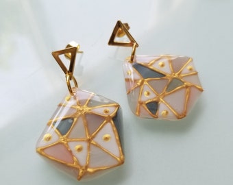 Pendiente de tachuelas de acero inoxidable con motivo de resina uv