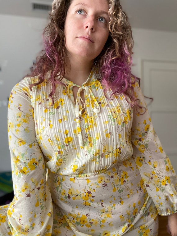 Vintage 70s Serbin Vibrant Yellow Floral Pleated S