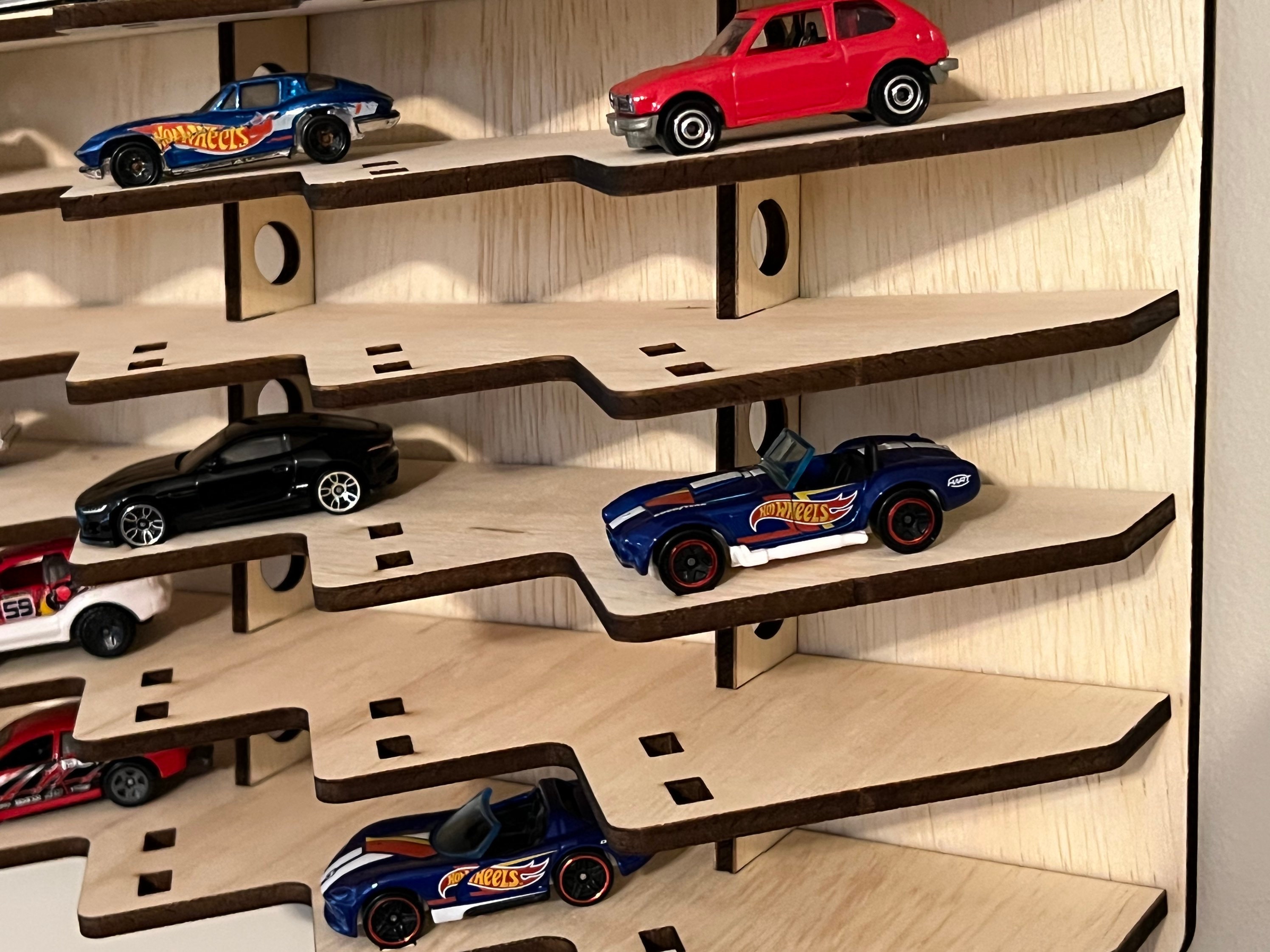Vitrina nueva y atractiva para 42 autos, diagonal con estantes inclinados o  planos para 42 autos de juguete fundidos Muestre sus ruedas a escala 1:64  Hecho en EE.UU -  España