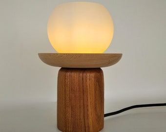 Lampada da tavolo in legno con globo di vetro opalino / Lampada in legno