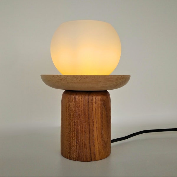 Lampe à poser en bois avec son globe verre opalin / Wood lamp