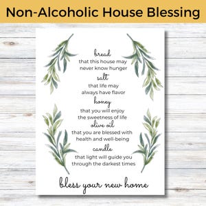Pode incluir: Um cartão de bênção de casa imprimível com fundo branco e folhas verdes de aquarela. O texto diz: "Bênção de casa não alcoólica" e inclui uma lista de itens com bênçãos para um novo lar: pão, sal, mel, azeite de oliva e vela.