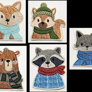 Peut inclure: Écussons brodés représentant des animaux de la forêt : un renard, un écureuil, un ours, un raton laveur et un chat. Chaque animal porte une écharpe ou un chapeau de différentes couleurs, dont le bleu, le vert et le rouge. Les écussons sont détaillés et sur fond blanc.