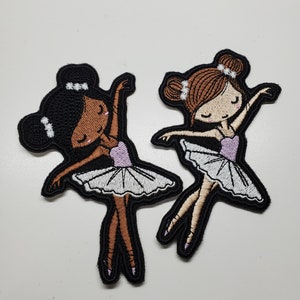 Puede incluir: Dos parches bordados para planchar de bailarinas. Una bailarina tiene la piel morena y el pelo negro, la otra tiene la piel marrón claro y el pelo marrón. Ambas bailarinas llevan tutús blancos y leotardos rosas.