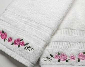 Toalla personalizada bordada con rosas, toallas de mano florales personalizadas, toallas de mano con rosas rosas, regalo con bordado de color personalizado