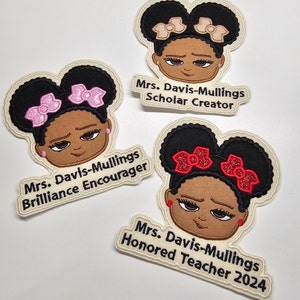 Può includere: Tre toppe da stirare ricamate con una bambina dei cartoni animati con i capelli neri in due codini, che indossa un fiocco. Ogni toppa ha un titolo diverso: "Mrs. Davis-Mullings Scholar Creator", "Mrs. Davis-Mullings Brilliance Encourager" e "Mrs. Davis-Mullings Honored Teacher 2024".