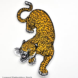 Könnte beinhalten: Gelber und schwarzer gestickter Bügel-Patch mit einem Leopard mit einem knurrenden Ausdruck. Der Patch befindet sich auf einem weißen Hintergrund. Leopard Embroidery Patch ETSY: thecuttingcafeshop