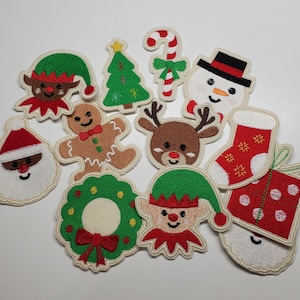 以下が含まれることがあります： クリスマスをテーマにしたアイロン接着パッチ10個セット。ジンジャーブレッドマン、雪だるま、トナカイ、クリスマスツリー、靴下、キャンディーケーン、リース、プレゼント、サンタクロース、エルフなど、さまざまなフェスティブなデザインが揃っています。