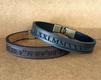 Pulseira de couro personalizada com coordenadas, números romanos e gravação personalizada.