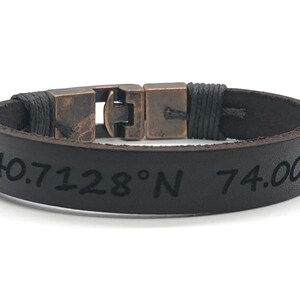 Può includere: Braccialetto in pelle marrone con chiusura in rame e coordinate incise: 40.7128°N 74.0060