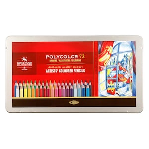 Op de afbeelding: Een rechthoekige metalen doos met Koh-I-Noor Polycolor 72 kleurpotloden. De doos heeft een rode achtergrond met witte tekst met de tekst "POLYCOLOR 72" en "ARTISTS' COLOURED PENCILS". Een kleurrijke reeks potloden is onderaan zichtbaar.