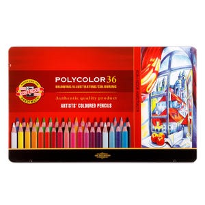 Op de afbeelding: Een rechthoekige doos met Koh-I-Noor Polycolor 36 kleurpotloden. De rode doos toont de merknaam en productdetails in het wit. De potloden zijn in een rij gerangschikt en tonen een verscheidenheid aan kleuren. De doos heeft ook een kleurrijke illustratie.