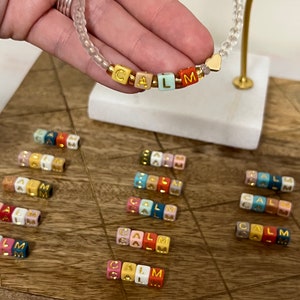 Pulsera de corazón tranquilo / Regalos JW / Regalos pioneros / Ideas de regalos JW / regalos para hermanas / pulsera de cuentas de vidrio / pulsera de alambre de memoria de letras