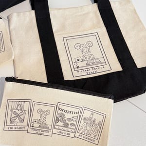 Peut inclure: Sac fourre-tout et trousse crème avec des accents noirs. Le sac fourre-tout a un fond et des poignées noirs, avec une illustration encadrée d'une fille à un bureau. La trousse a quatre illustrations encadrées avec le texte : "I'M READY!", "PIONEER SERVICE SCHOOL", "TASTE & SEE", et "WE SURVIVED!"