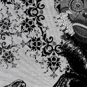 K&ouml;nnte beinhalten: Schwarz-wei&szlig;-Illustration eines Affen mit komplizierten Details und einem Vogel auf der linken Seite des Bildes. Der Hintergrund ist eine graue, strukturierte Oberfl&auml;che mit einem schwarzen und wei&szlig;en Blumenmuster.