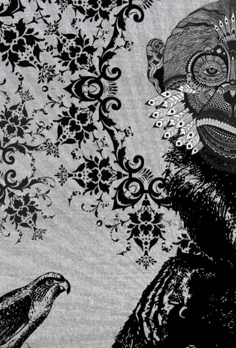 K&ouml;nnte beinhalten: Schwarz-wei&szlig;-Illustration eines Affen mit komplizierten Details und einem Vogel auf der linken Seite des Bildes. Der Hintergrund ist eine graue, strukturierte Oberfl&auml;che mit einem schwarzen und wei&szlig;en Blumenmuster.