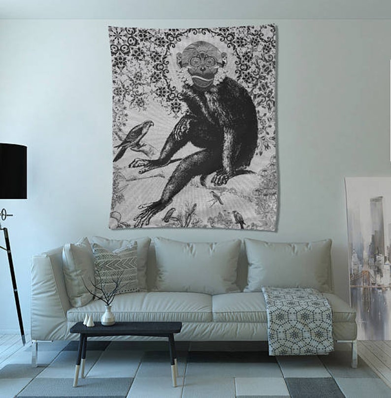 K&ouml;nnte beinhalten: Schwarz-wei&szlig;-Wandteppich mit einem Affen, der eine Brille tr&auml;gt und zwischen Blumenmustern sitzt. Der Affe h&auml;lt einen kleinen Vogel in der Hand.