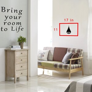Puede incluir: Una ilustraci&oacute;n en blanco y negro de un ojo con una l&aacute;grima encima. La ilustraci&oacute;n est&aacute; enmarcada y colgada en una pared blanca. El marco mide 17 pulgadas de ancho y 11 pulgadas de alto. El texto "Bring your room to life" est&aacute; escrito en la pared.