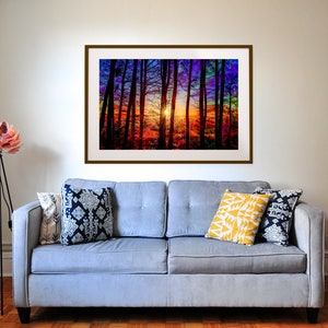 Puede incluir: Una impresi&oacute;n enmarcada de una puesta de sol colorida a trav&eacute;s de un bosque de &aacute;rboles. Los colores de la puesta de sol son rojo, naranja, amarillo, verde, azul y morado. Los &aacute;rboles est&aacute;n silueteados contra la puesta de sol.