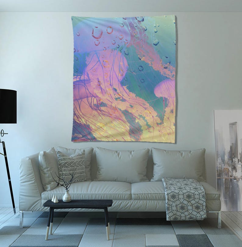 K&ouml;nnte beinhalten: Abstrakte Wandteppich mit einer farbenfrohen, schillernden Qualle mit langen Tentakeln und Wassertropfen. Der Hintergrund ist ein Farbverlauf von Blau, Gr&uuml;n und Lila.