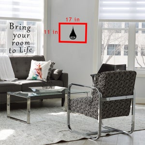 Puede incluir: Arte de pared en blanco y negro con un ojo estilizado con una llama encima. El arte est&aacute; enmarcado y mide 28 cm x 43 cm.