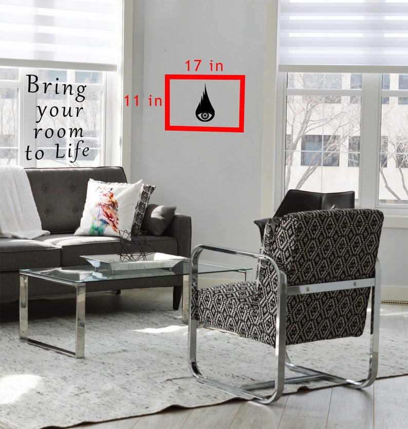 Puede incluir: Arte de pared en blanco y negro con un ojo estilizado con una llama encima. El arte est&aacute; enmarcado y mide 28 cm x 43 cm.