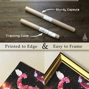 Puede incluir: Una impresi&oacute;n enmarcada de un dise&ntilde;o floral en forma de letra C. La impresi&oacute;n est&aacute; sobre un fondo negro con acentos rosas, blancos y azules. El marco es dorado y tiene un dise&ntilde;o simple. La impresi&oacute;n est&aacute; empaquetada en un tubo de cart&oacute;n resistente con una etiqueta de c&oacute;digo de seguimiento.