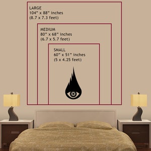 K&ouml;nnte beinhalten: Eine Schwarzwei&szlig;illustration eines stilisierten Auges mit Flammen dar&uuml;ber. Die Illustration ist an einer Wand in einem Schlafzimmer mit Bett, Nachttischen und Lampen zu sehen. Der Text &uuml;ber der Illustration lautet "Lucid Eye Tapestry Sizes" und listet drei Gr&ouml;&szlig;en auf: Gro&szlig; (104" x 88" Zoll), Mittel (80" x 68" Zoll) und Klein (60" x 51" Zoll).