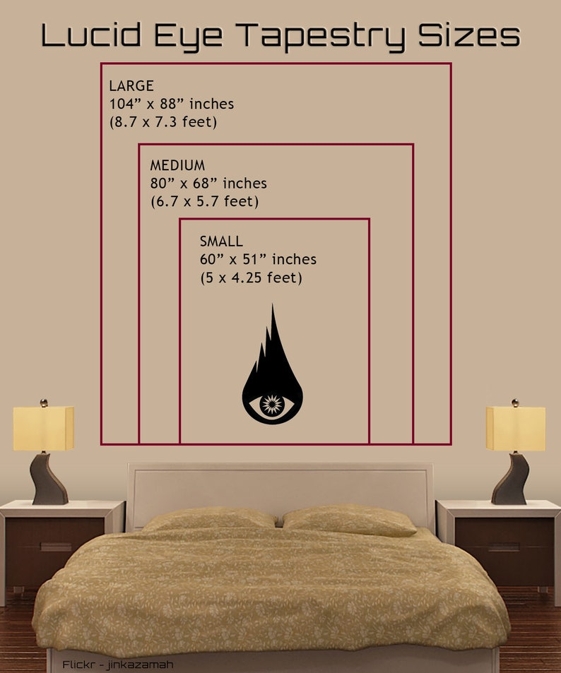 K&ouml;nnte beinhalten: Eine Schwarzwei&szlig;illustration eines stilisierten Auges mit Flammen dar&uuml;ber. Die Illustration ist an einer Wand in einem Schlafzimmer mit Bett, Nachttischen und Lampen zu sehen. Der Text &uuml;ber der Illustration lautet "Lucid Eye Tapestry Sizes" und listet drei Gr&ouml;&szlig;en auf: Gro&szlig; (104" x 88" Zoll), Mittel (80" x 68" Zoll) und Klein (60" x 51" Zoll).