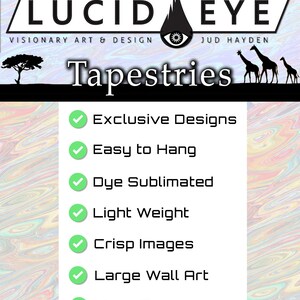 K&ouml;nnte beinhalten: Eine Grafik mit dem Text "LUCID EYE" und "VISIONARY ART & DESIGN" und "JUD HAYDEN" in schwarzer Schrift auf wei&szlig;em Hintergrund. Der Text "Tapestries" ist in schwarzer Schrift auf wei&szlig;em Hintergrund. Eine Liste von Funktionen wird mit gr&uuml;nen H&auml;kchen angezeigt: "Exclusive Designs", "Easy to Hang", "Dye Sublimated", "Light Weight", "Crisp Images", "Large Wall Art" und "Vivid Colors".