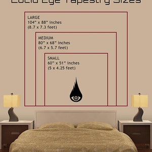 K&ouml;nnte beinhalten: Eine Grafik eines schwarzen Auges mit einem Flammenmuster, mit Text, der die verschiedenen Gr&ouml;&szlig;en der verf&uuml;gbaren Wandteppiche angibt: Gro&szlig; (104 Zoll mal 88 Zoll), Mittel (80 Zoll mal 68 Zoll) und Klein (60 Zoll mal 51 Zoll).