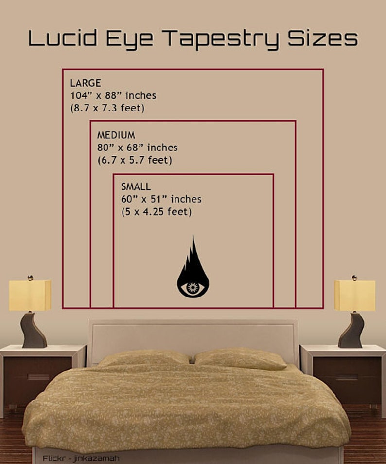 K&ouml;nnte beinhalten: Eine Grafik eines schwarzen Auges mit einem Flammenmuster, mit Text, der die verschiedenen Gr&ouml;&szlig;en der verf&uuml;gbaren Wandteppiche angibt: Gro&szlig; (104 Zoll mal 88 Zoll), Mittel (80 Zoll mal 68 Zoll) und Klein (60 Zoll mal 51 Zoll).
