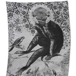 K&ouml;nnte beinhalten: Eine Schwarzwei&szlig;illustration eines Affen, der in einer Gartenlandschaft sitzt. Der Affe hat einen schelmischen Ausdruck und ist von Blumen und Bl&auml;ttern umgeben. Ein kleiner Vogel sitzt auf einem Ast in der N&auml;he.